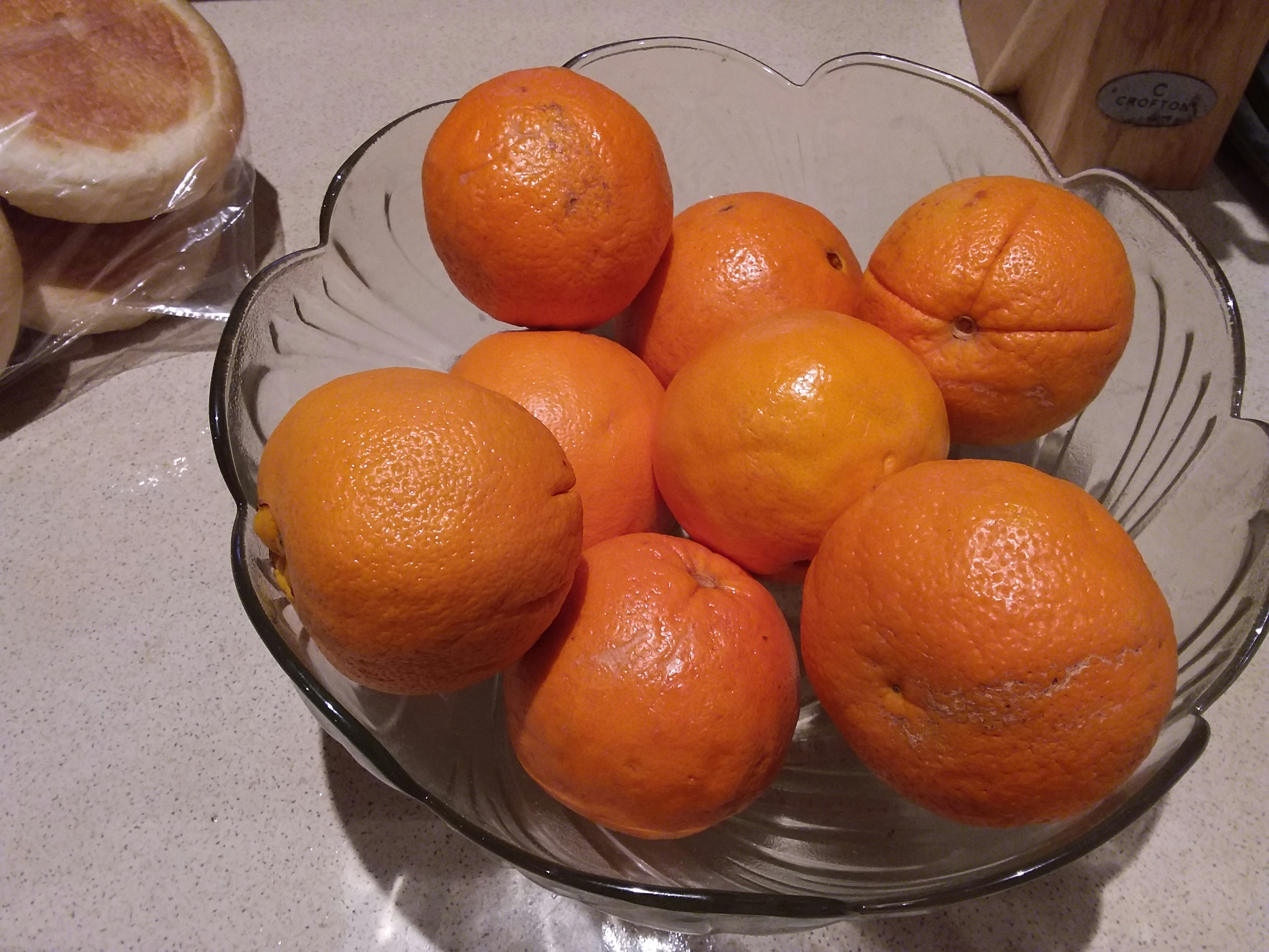 調理中の様子を捉えた、湯気が立ち上る鶏むね肉と豆苗のアップ写真