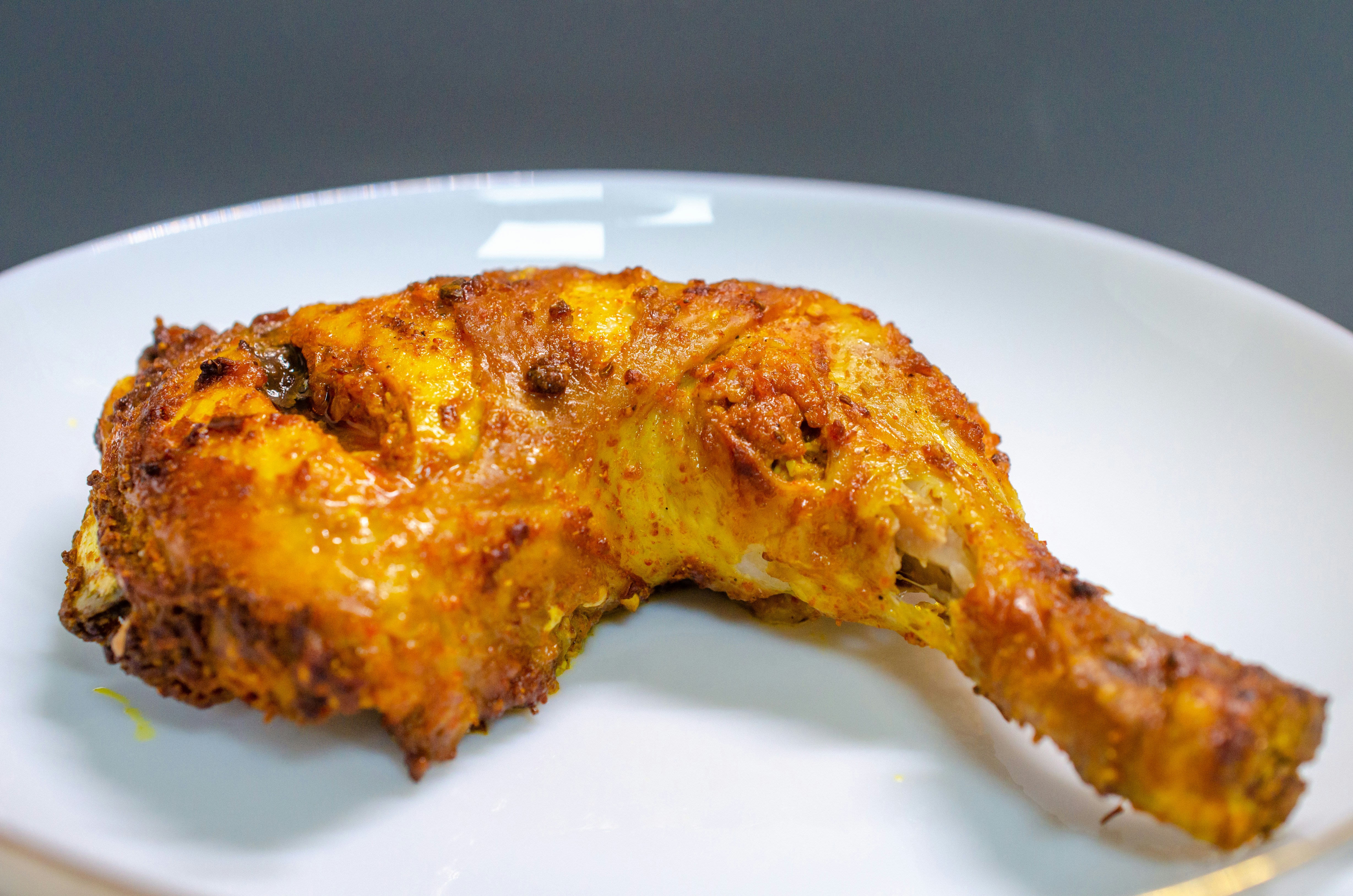 鶏ハムの基本レシピの手順を写真付きで解説している様子