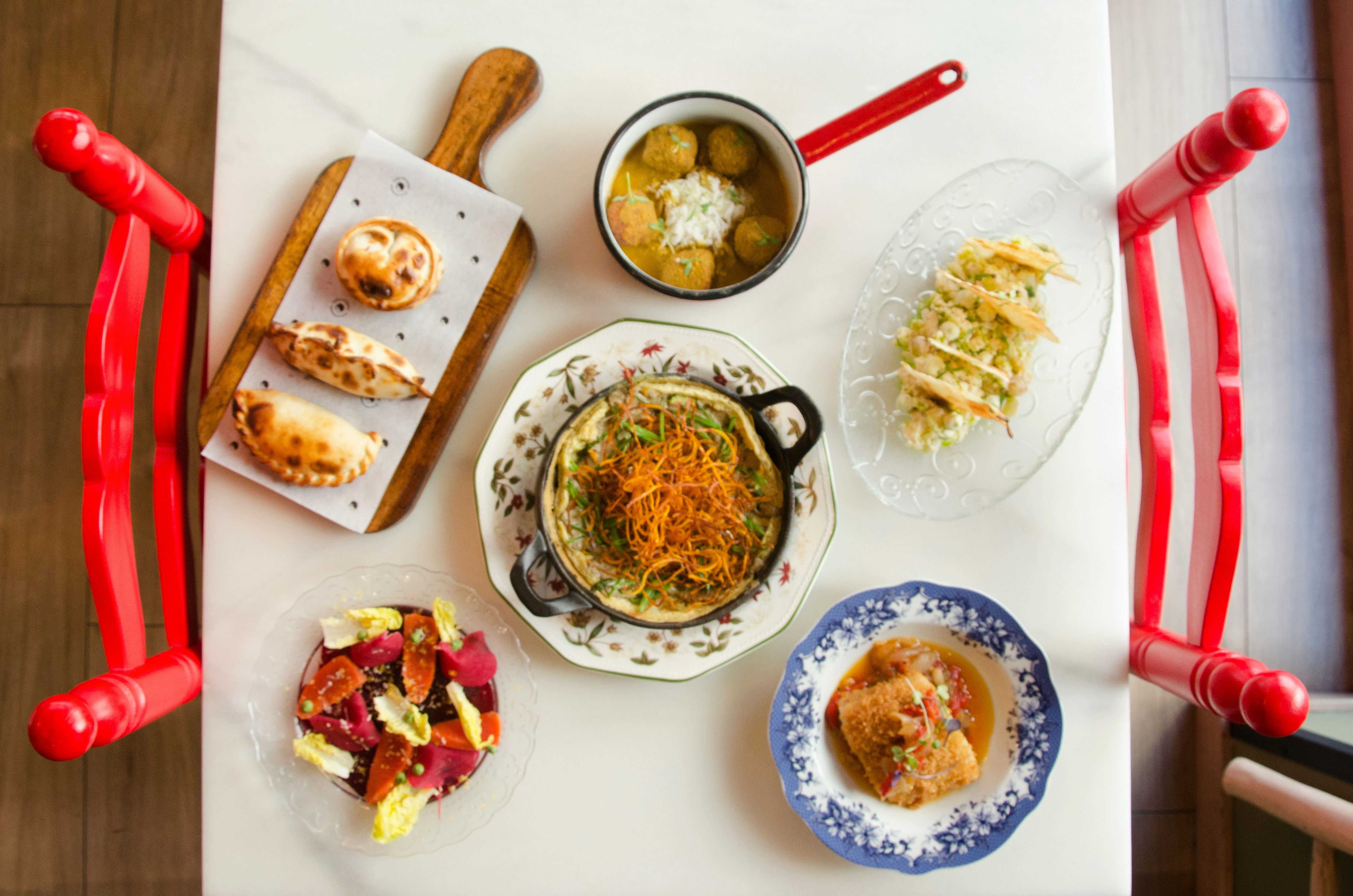 材料が全てテーブルに並べられ、彩り豊かに配置されている様子