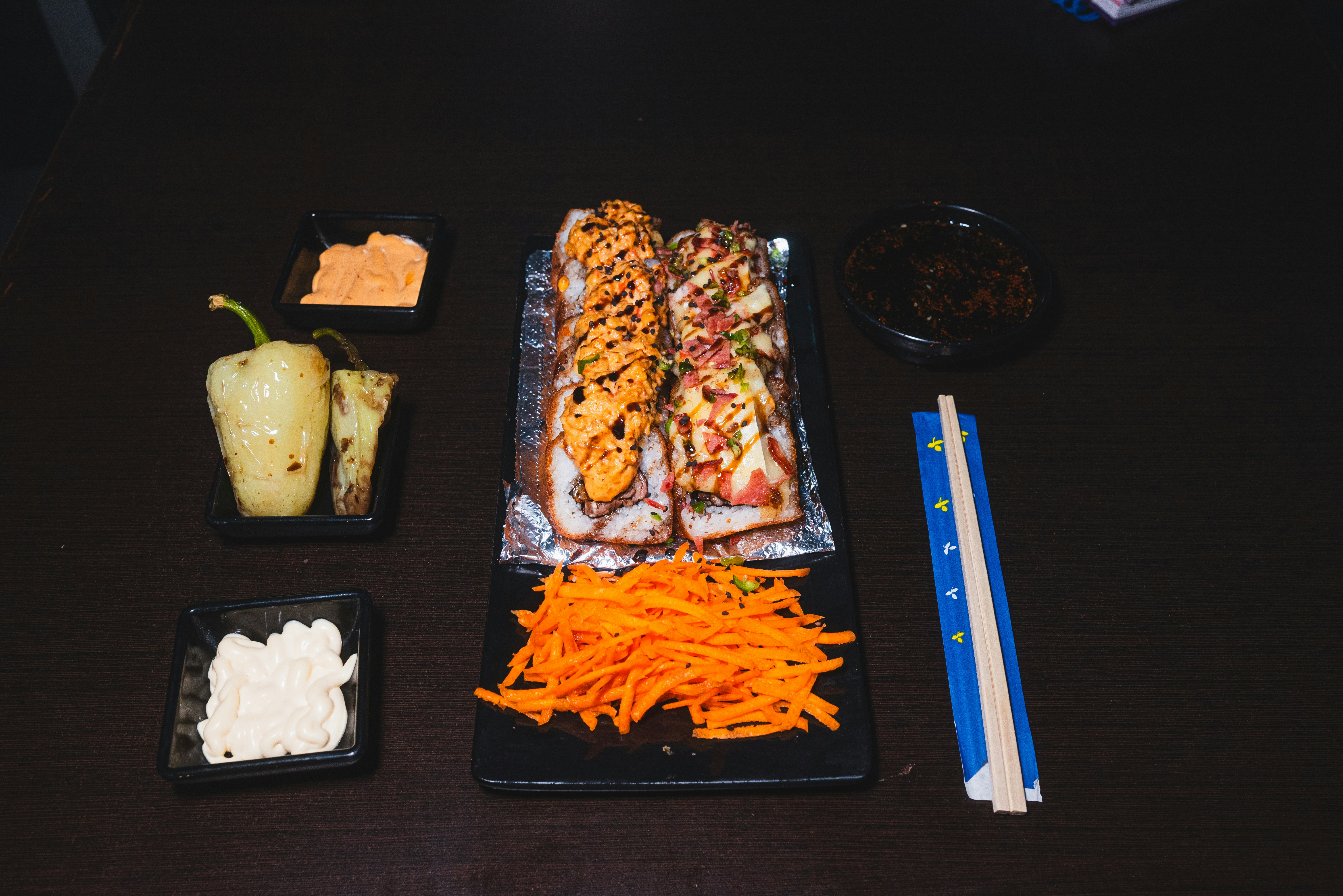 色とりどりの野菜がたっぷり入ったミネストローネを、木製のスプーンですくっている様子を真上から撮影したもの