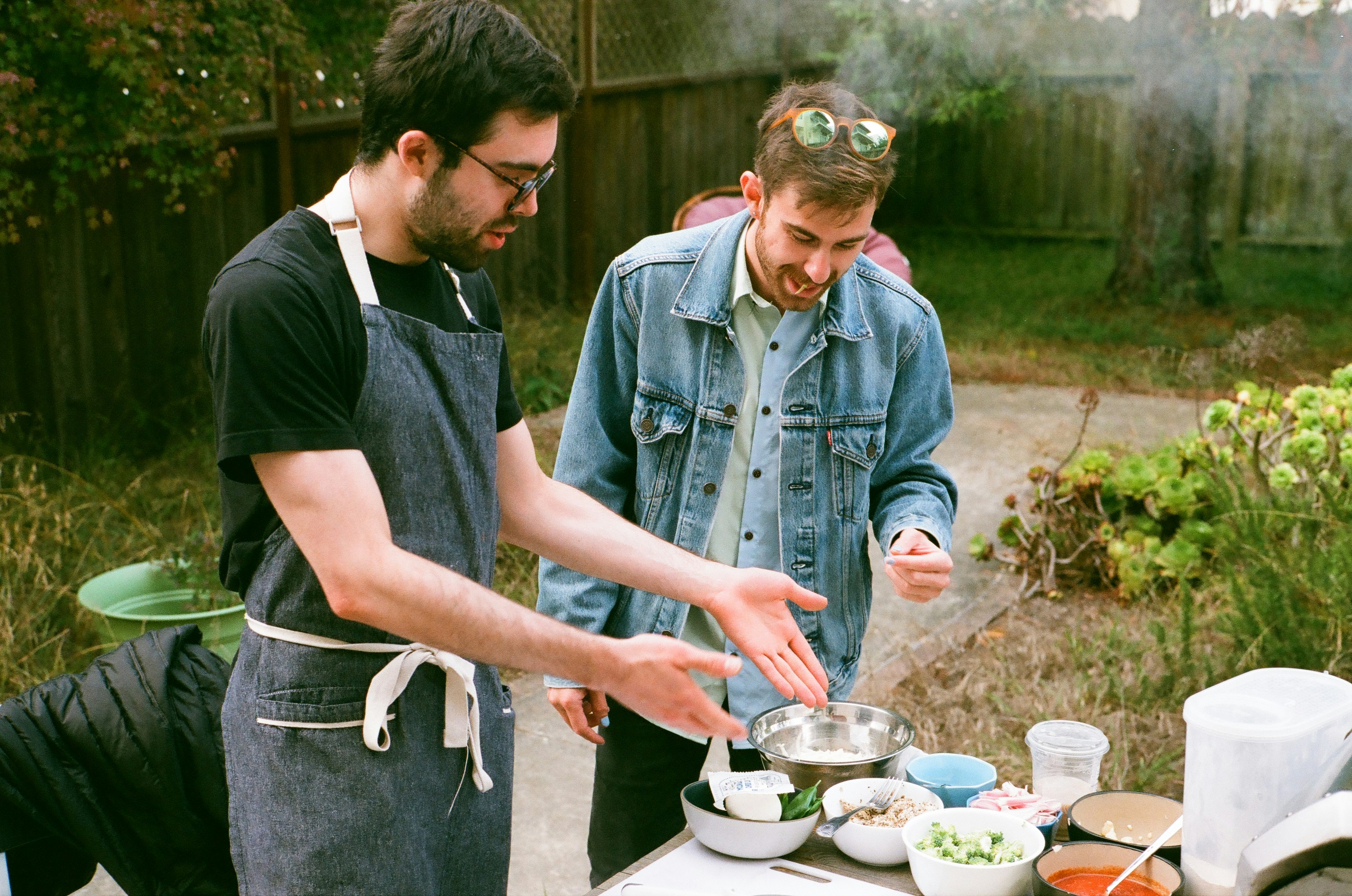 様々な調理器具が整然と並べられた、清潔感のあるキッチンの作業台