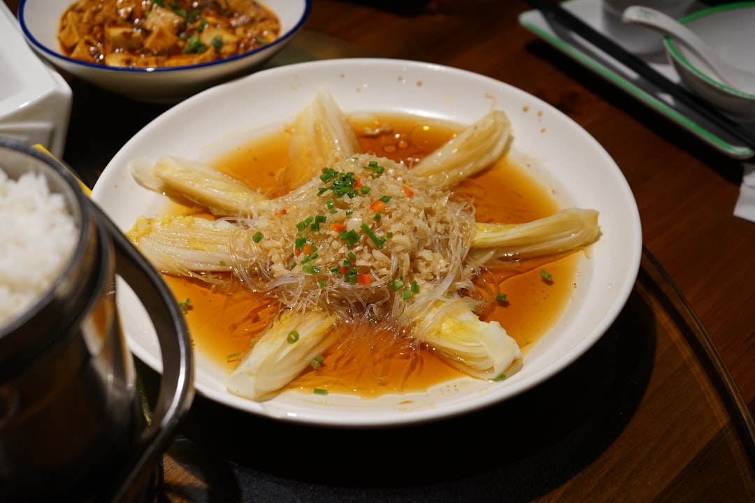 マグロの切り身が綺麗に盛り付けられた丼ぶりのアップ