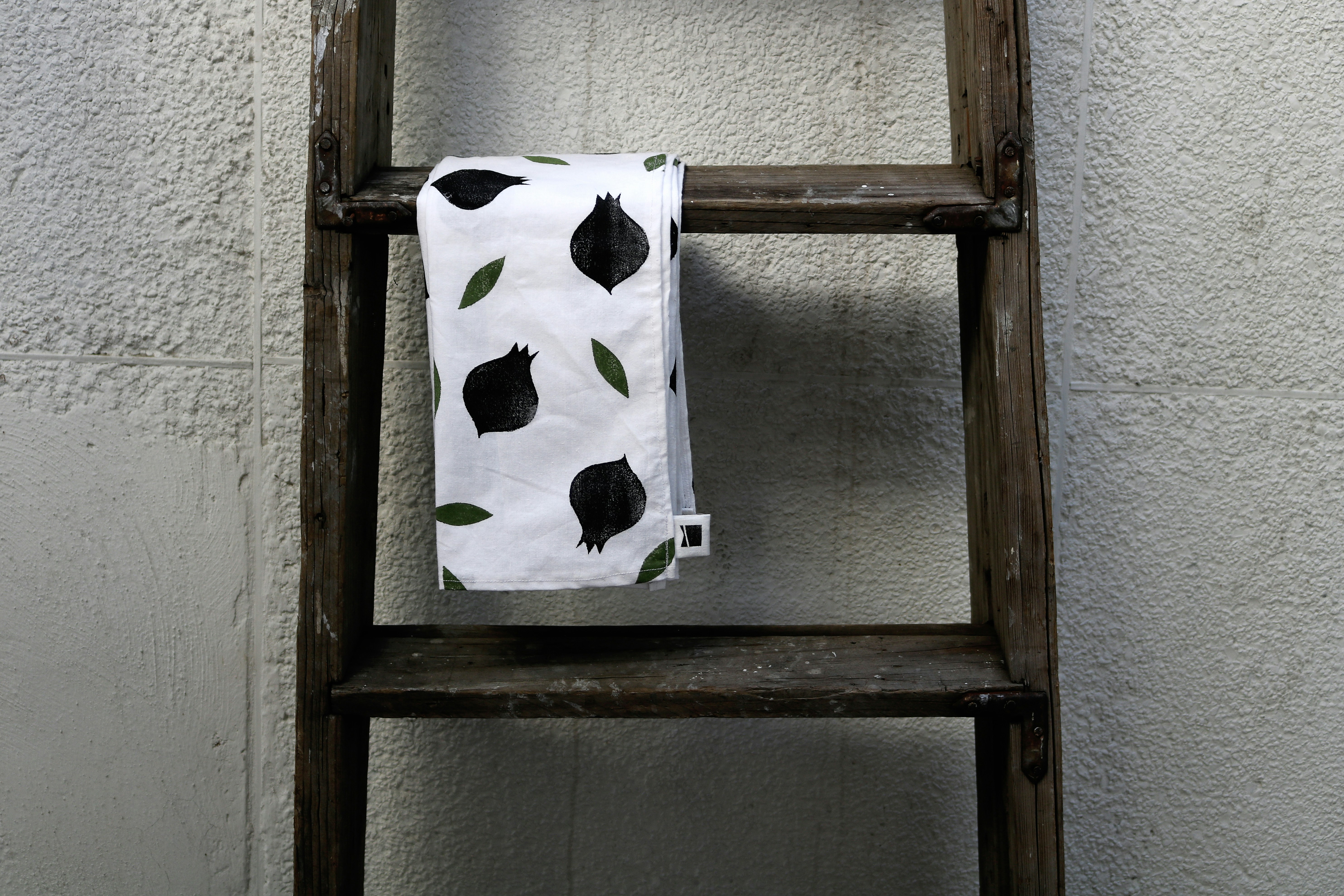 腸内細菌を顕微鏡で覗いているイメージ図