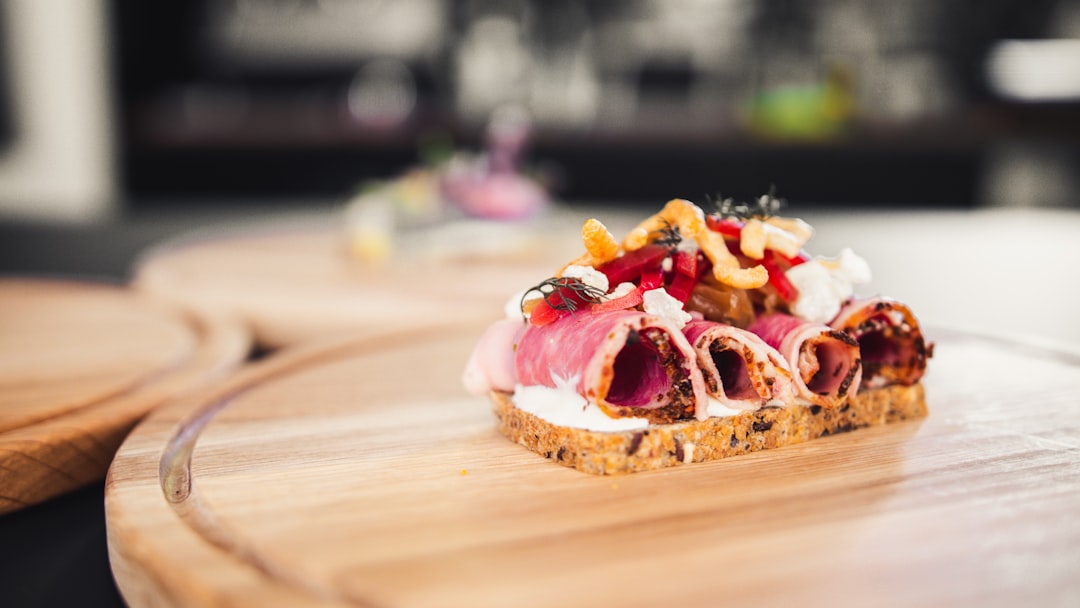 台湾風混ぜ麺にパクチー、温泉卵、アボカド、キムチ、もやしなどがトッピングされている様子をそれぞれアップで写したもの