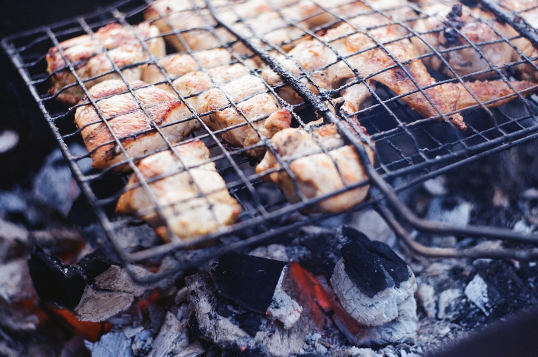 子供がクリスマスケーキのデコレーションを楽しんでいる様子