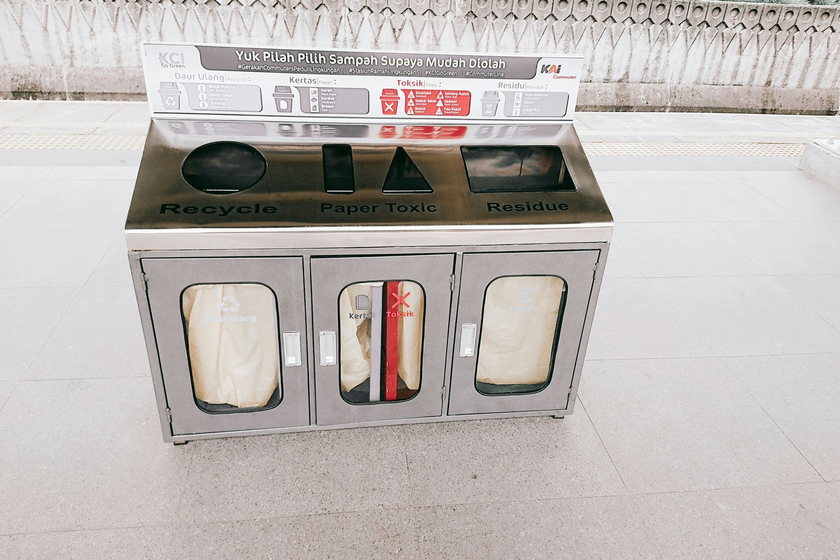 親が子供に手作りの離乳食を食べさせている、笑顔の家族写真