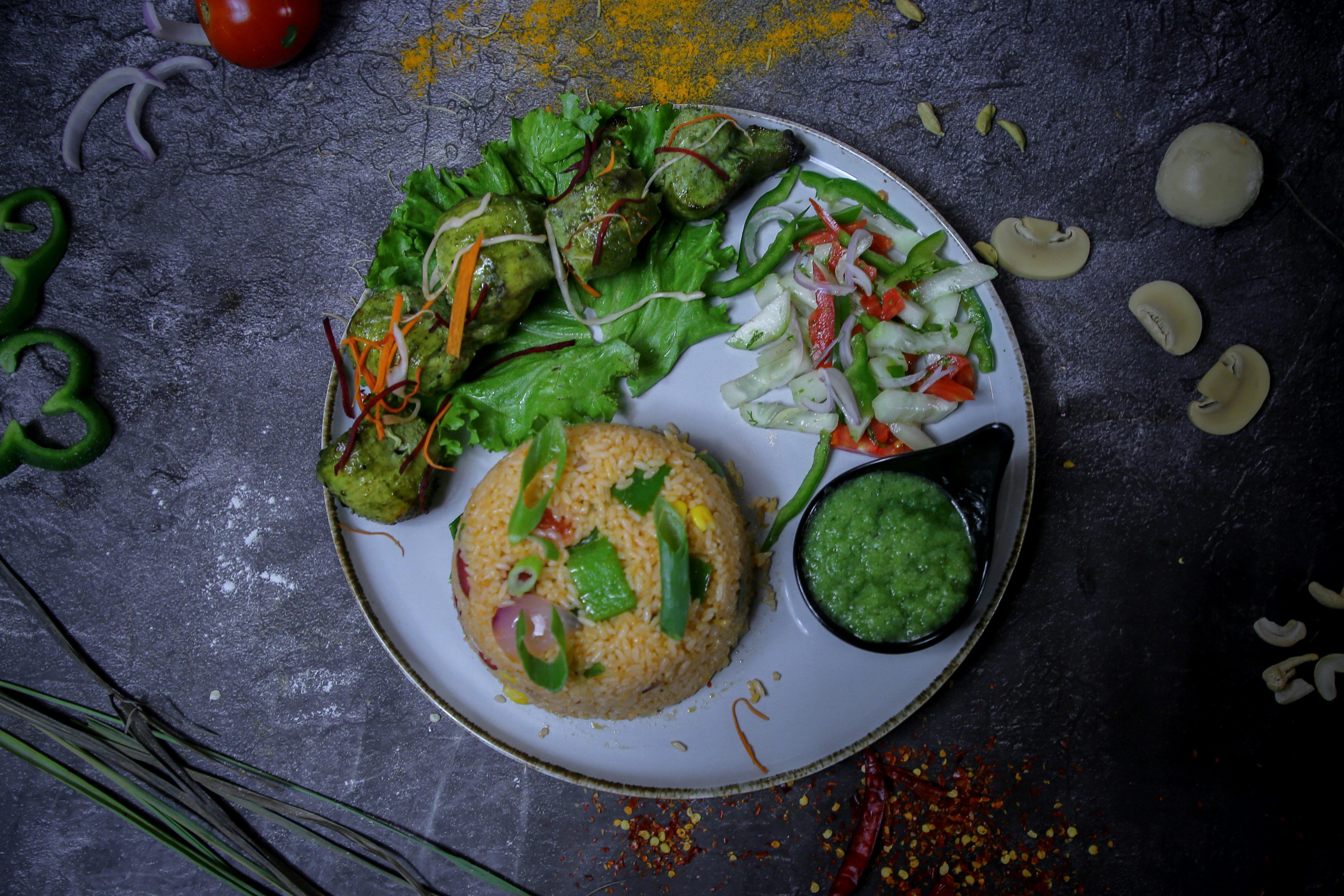 鶏むね肉を使った料理の写真