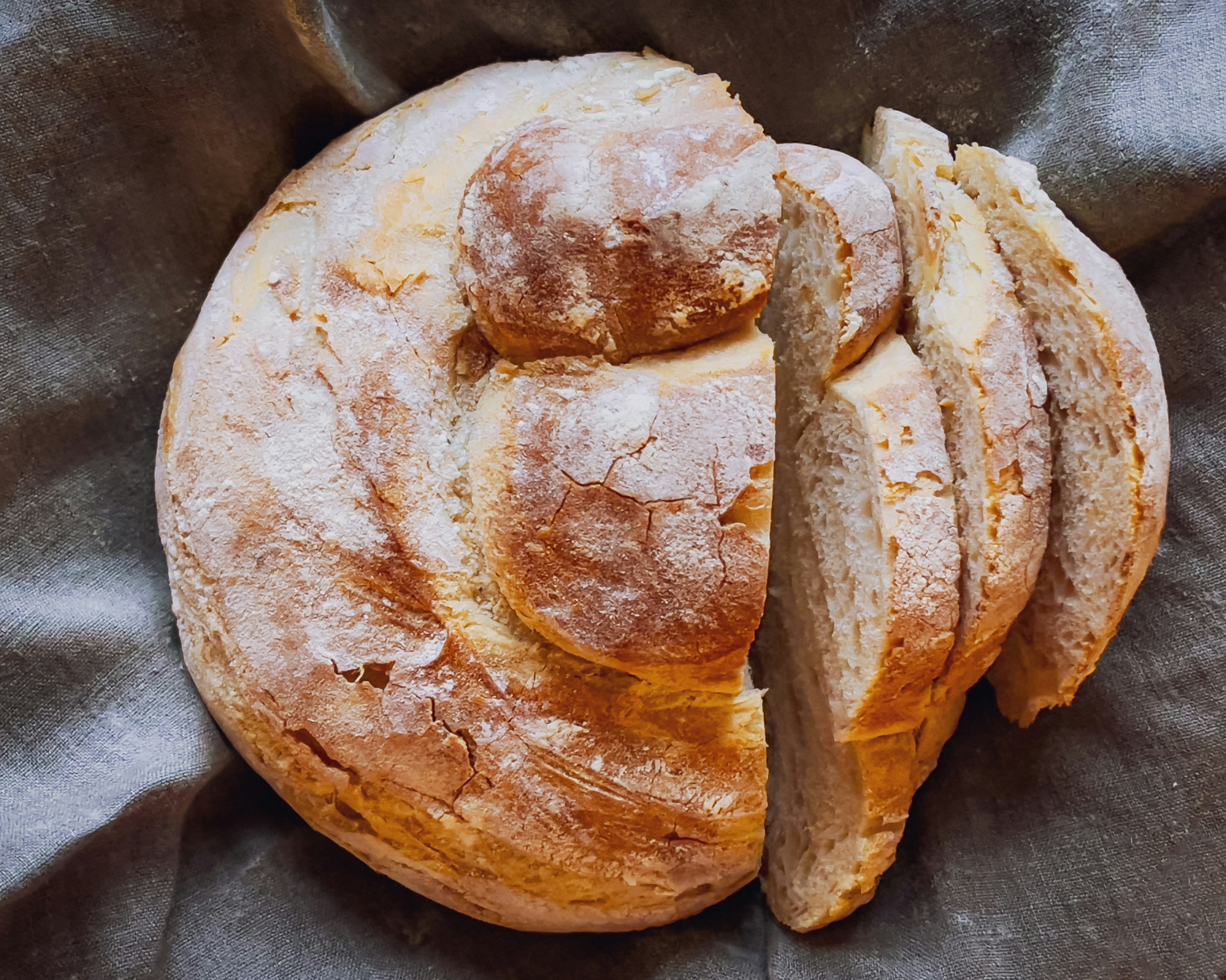 完成した和風スープを器に盛り付け、ネギを散らした状態のクローズアップ写真