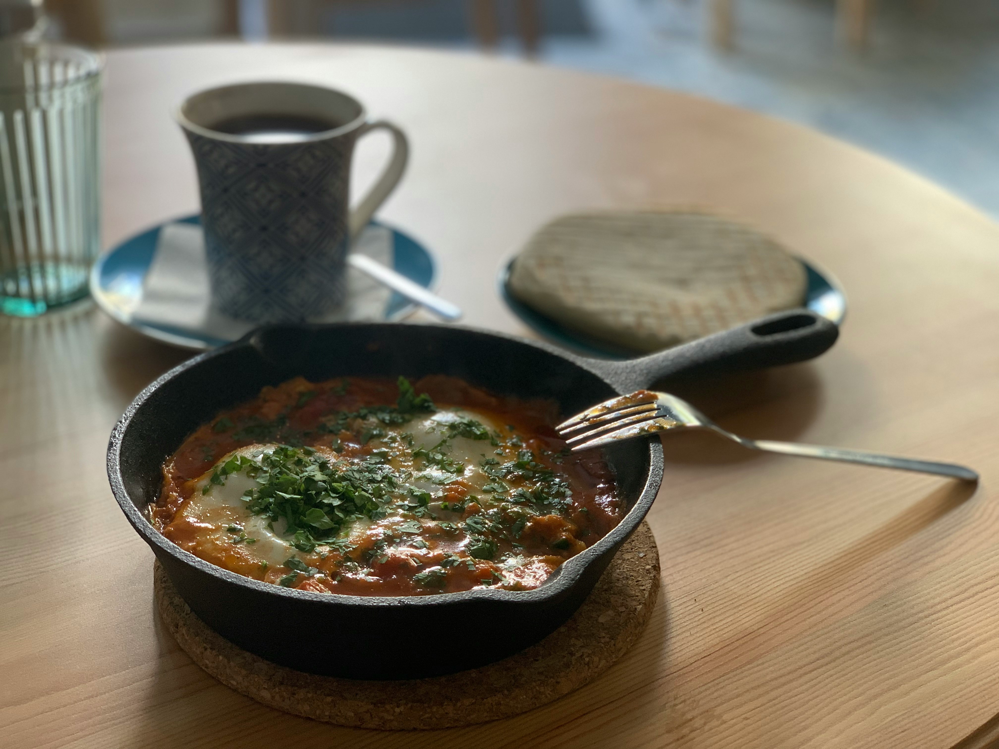 様々な種類の野菜がたっぷり入ったミネストローネのクローズアップ写真