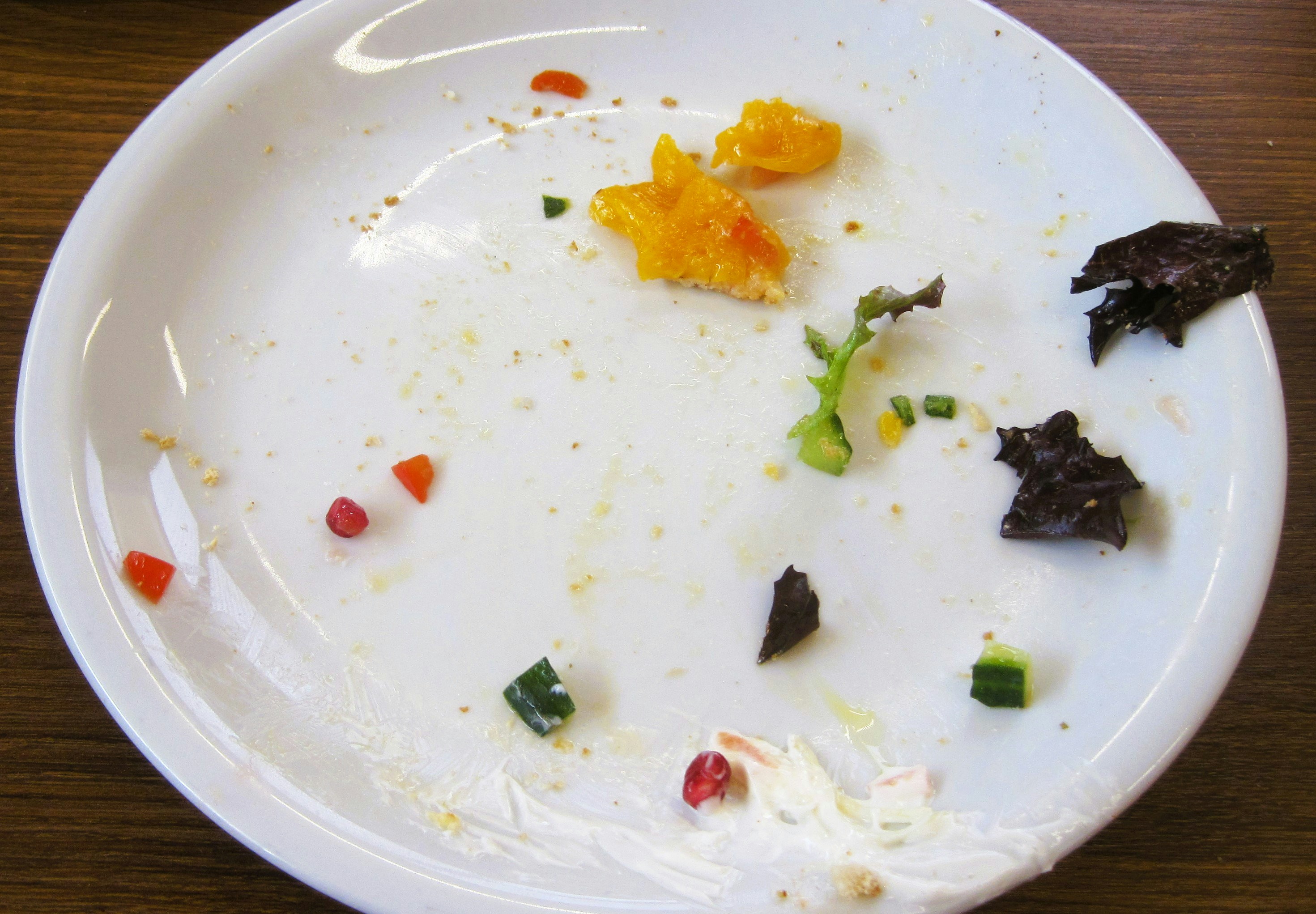 冷蔵庫から取り出した様々な種類の野菜（キャベツ、ニンジン、玉ねぎなど）を使い、それらを使って調理された味噌炒めとコンソメスープが並んだ食卓の風景