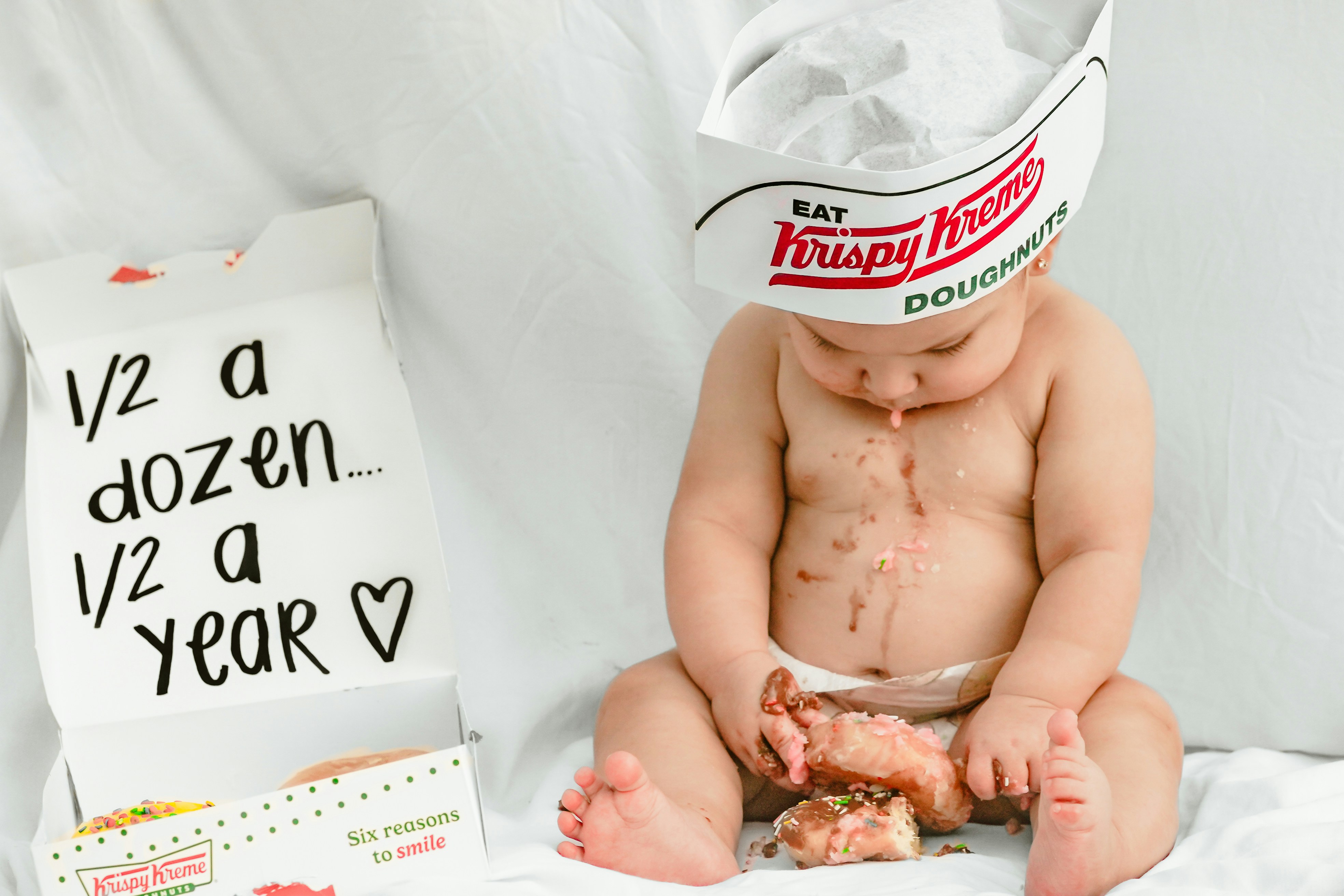 母親が赤ちゃんに手作りの離乳食をスプーンで食べさせている、笑顔の親子の写真